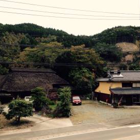 日本昔話に出てきそうな民家…。